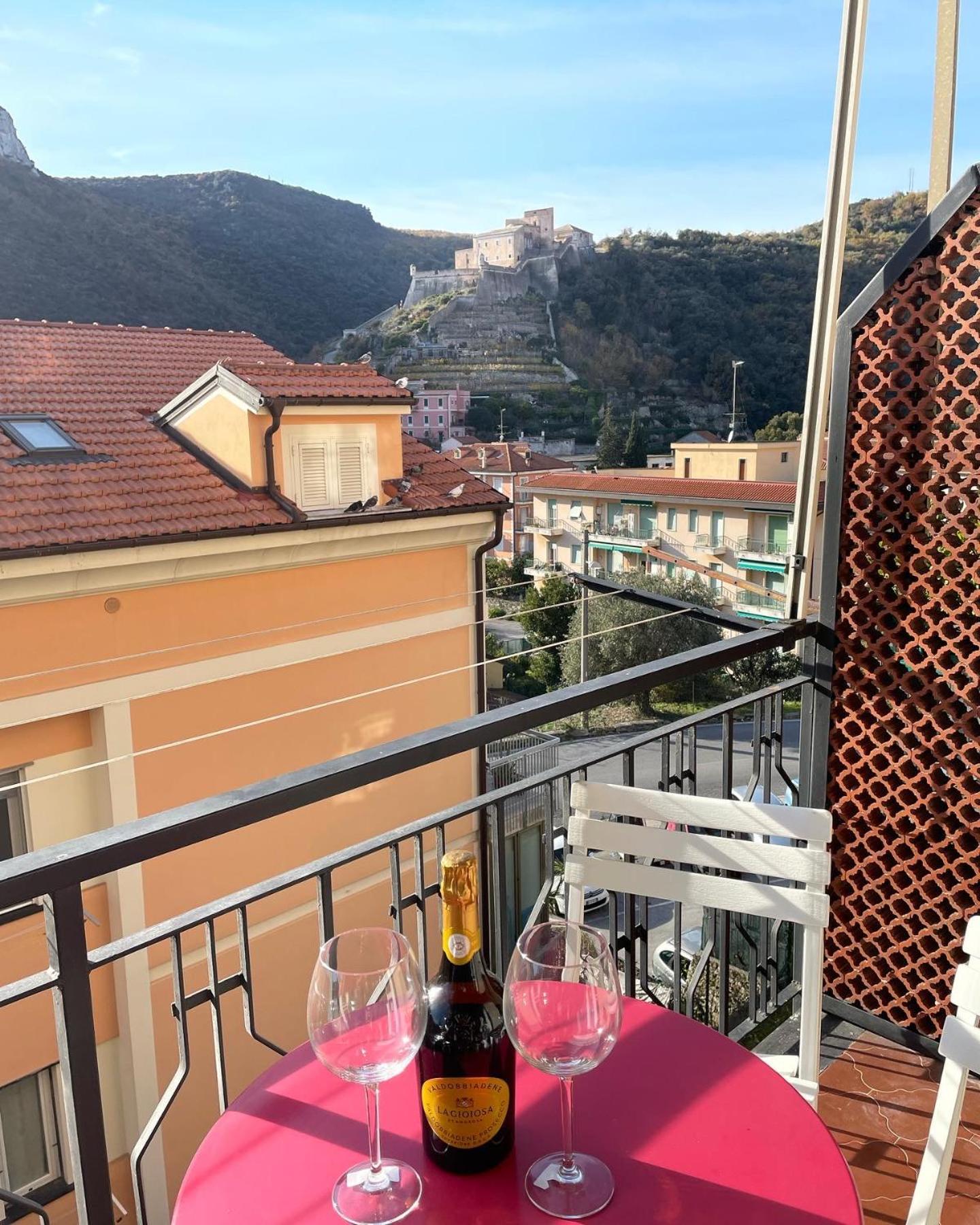 Ferienwohnung Bike & Sea Under Castle Dreams At Finalborgo Finale Ligure Exterior foto